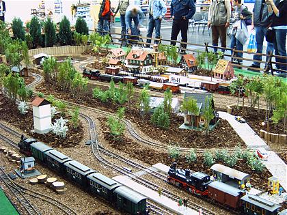 Gartenbahnanlage mit Naturmaterialien