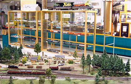 Ausstellungsraum mit Vitrinen