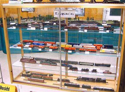 Vitrine 2 mit exotischen Eisenbahnen