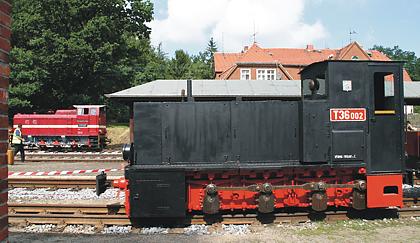 zwei Schmalspur-Dieselloks
