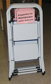 Klapptritt mit Sicherheitshinweis