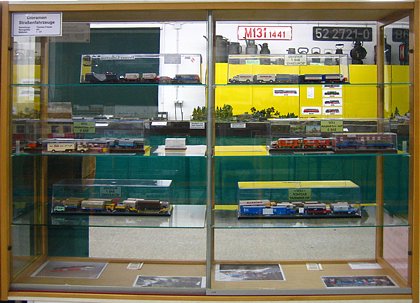 Vitrine mit Modellauto-Dioramen