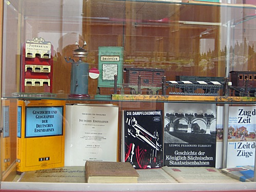 altes Blech und alte Bücher