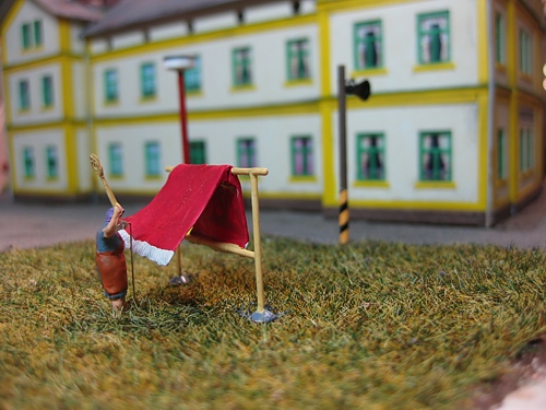 Teppichklopferin oder Magd beim Teppichklopfen