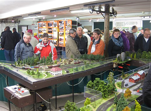 Besucher in der ZiMEC-Ausstellung