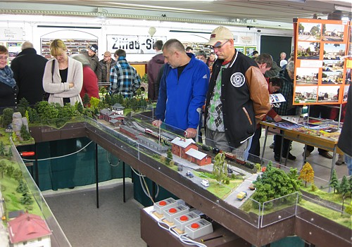 Ausstellungsbesucher am Modell der Zittauer Schmalspurbahn