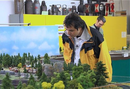 Thomas Unger ("Rups") beim Betrachten unserer Modellbahnen Thomas Unger ("Rups") beim Betrachten unserer Modellbahnen