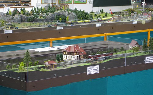 Blick auf den neu gestalteten Bahnhof der Gemeinde Jonsdorf Blick auf den neu gestalteten Bahnhof der Gemeinde Jonsdorf