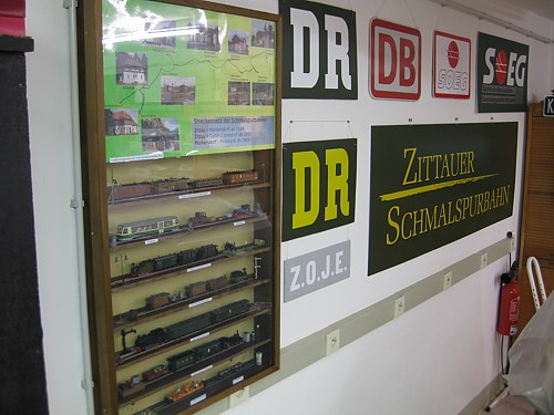 Vitrine mit Schmalspurmodellen Vitrine mit Schmalspurmodellen