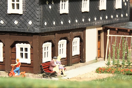 Plausch auf der Bank vor dem Haus