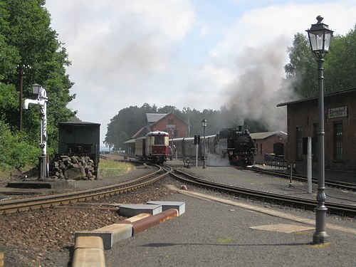 Doppelausfahrt im Bahnhof Bertsdorf