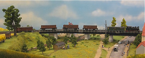 Güterzug mit normalspurigen Kohlewaggons auf Rollfahrzeugen Güterzug mit normalspurigen Kohlewaggons auf Rollfahrzeugen