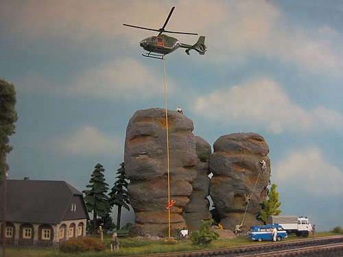 Nach einem Kletterunfall am Sandsteinfelsen musste ein Rettungshubschrauber zum Einsatz kommen. Nach einem Kletterunfall am Sandsteinfelsen musste ein Rettungshubschrauber zum Einsatz kommen.