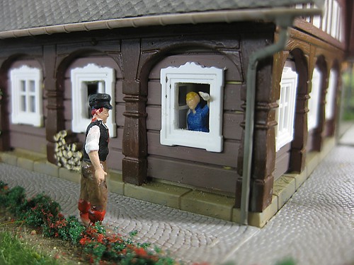 Bei einem Plausch am regionaltypischen Umgebindehaus kann jetzt ein echter Oberlausitzer beobachtet werden. Bei einem Plausch am regionaltypischen Umgebindehaus kann jetzt ein echter Oberlausitzer beobachtet werden.