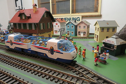 Unsere Spielanlage für die kleinen Ausstellungsbesucher wurde dieses Mal mit Gartenbahnhäusern gestaltet. Unsere Spielanlage für die kleinen Ausstellungsbesucher wurde dieses Mal mit Gartenbahnhäusern gestaltet.