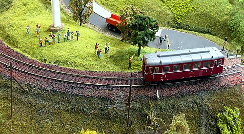 Fotosonderzüge erfreuen sich großer Beliebtheit. Eine Fotografenreihe belebt seit 2019 hier gemeinsam mit einem tschechischen Hurvinek-Triebwagen der Baureihe M131 unsere Modellbahnanlage. Fotosonderzüge erfreuen sich großer Beliebtheit. Eine Fotografenreihe belebt seit 2019 hier gemeinsam mit einem tschechischen Hurvinek-Triebwagen der Baureihe M131 unsere Modellbahnanlage.