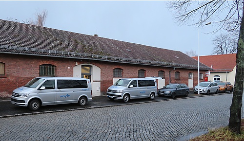 Vor dem ZiMEC-Domizil parken u.a. Fahrzeuge vom MDR-Fernsehen Vor dem ZiMEC-Domizil parken u.a. Fahrzeuge vom MDR-Fernsehen