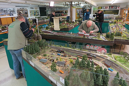Letzte Vorbereitungen an der Modellbahn während die Kameras schon aufgebaut werden Letzte Vorbereitungen an der Modellbahn während die Kameras schon aufgebaut werden