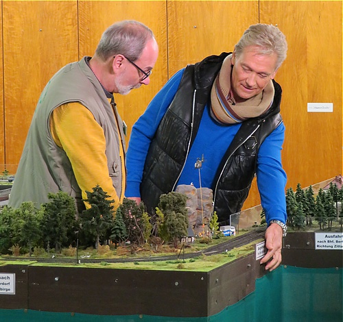 Olaf Berger startet die Rotorblätter des Hubschraubers. Olaf Berger startet die Rotorblätter des Hubschraubers.