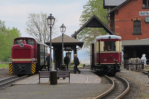 Diesellok 199 013 und Triebwagen VT137 322 im Bahnhof Bertsdorf