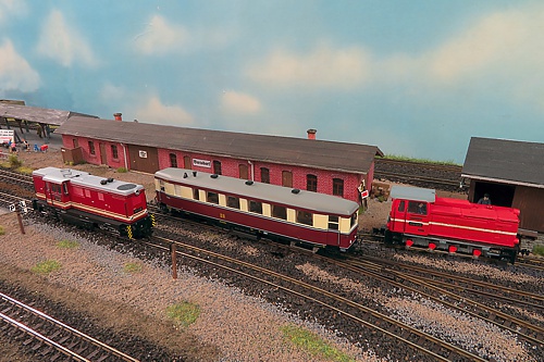 Gruppenfoto von 199 018 mit VT137 322 und 199 013