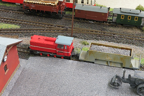 Hier wurde eine Szene mit Lok 199 013 und einem Schotterwagen nachgestellt