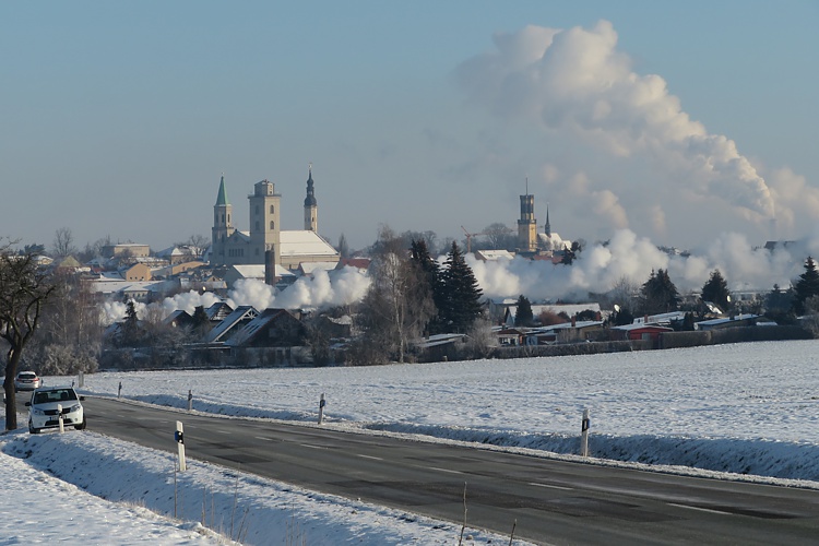 Abdampfwolken des herannahenden Schmalspurzuges mit den Wolken des polnischen Kraftwerkes Turow