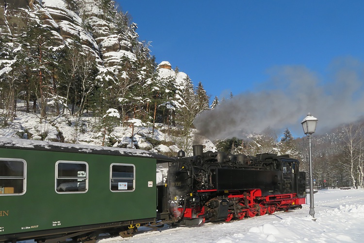 99 731 bei Kaiserwetter im Bahnhof Kurort Oybin