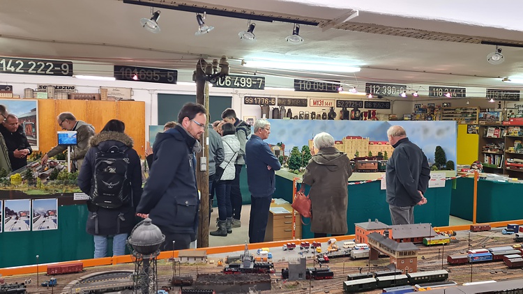 Besuchergruppe beim ZiMEC Besuchergruppe beim ZiMEC