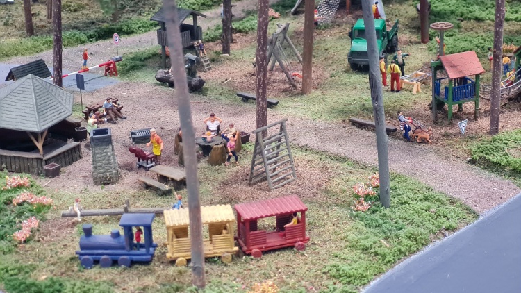 Kinderspielplatz im Wald