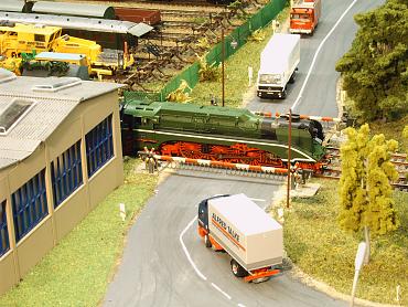 Lok 18 201 am Bahnübergang