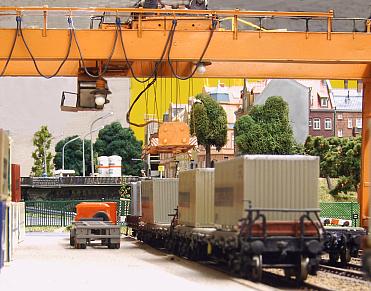 funktionstüchtiger Containerkran