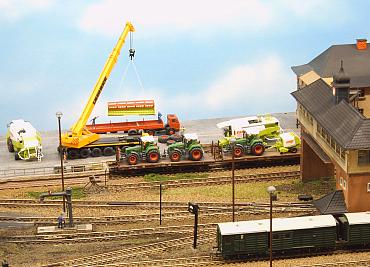 hier gibt es noch Bahnverladung von großen Geräten