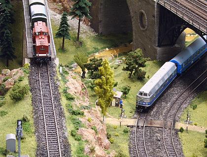 zwei Diesellokomotiven aus DDR-Produktion