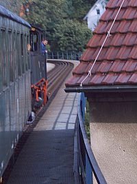 Detail mit Dachecke und Brückengeländer
