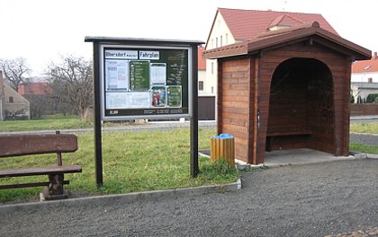 Wartehäuschen und Fahrplantafel