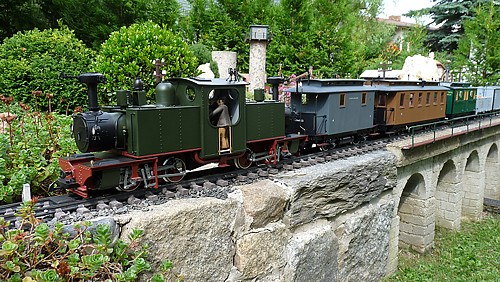 Eine IIK alt mit Personenzug am Stein-Viadukt der inzwischen einem Stahlviadukt weichen musste