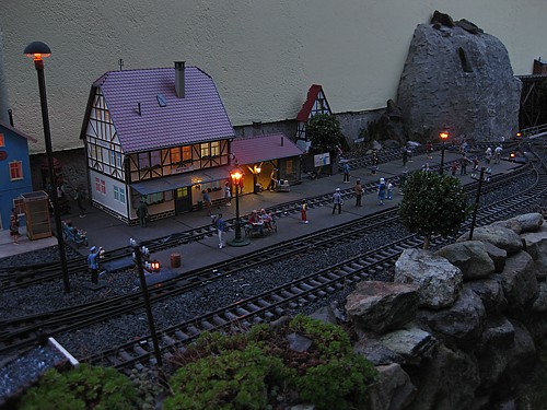 Im Bahnhof Bergheim gehen die Lichter an. Im Bahnhof Bergheim gehen die Lichter an.