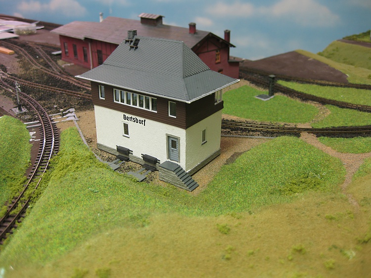 Stellwerk im Bahnhof Bertsdorf Stellwerk im Bahnhof Bertsdorf