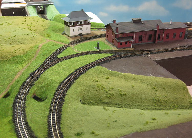 Lokschuppen und Stellwerk vom Bahnhof Bertsdorf Lokschuppen und Stellwerk vom Bahnhof Bertsdorf