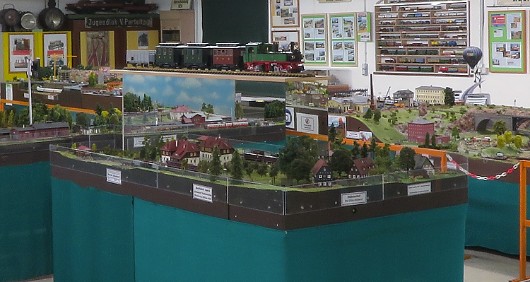 Jonsdorf mit verschiedenen Spiegelungen Jonsdorf mit verschiedenen Spiegelungen