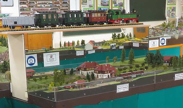 Jonsdorf mit verschiedenen Spiegelungen Jonsdorf mit verschiedenen Spiegelungen