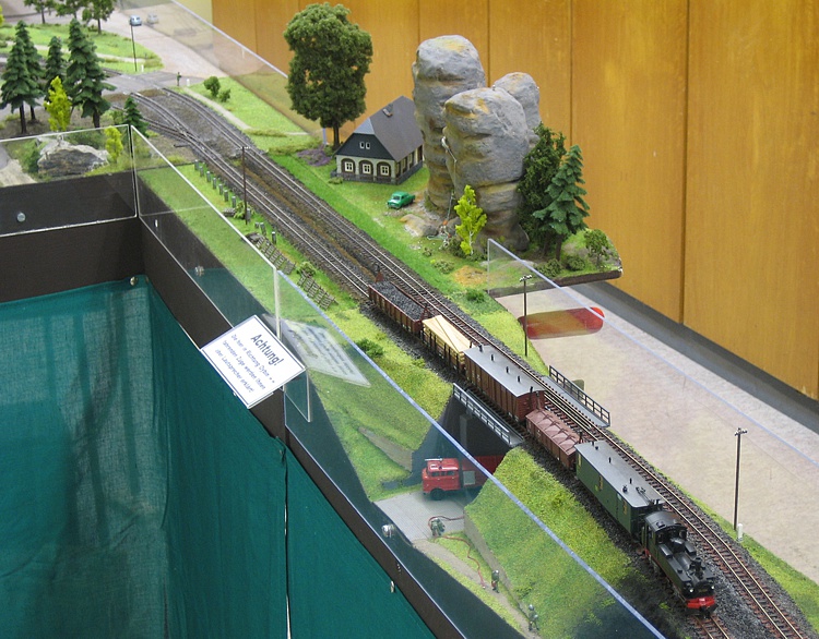 Ansatzteil mit dem Umgebindehaus und der Felsformation