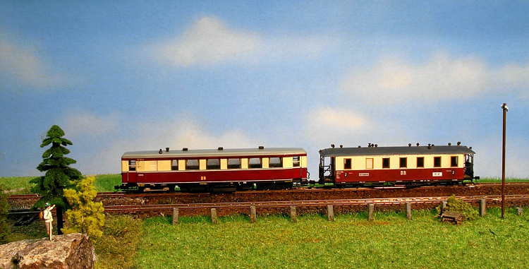 ein Wanderer grüßt den Schmalspurtriebwagen mit seinem Anhänger ein Wanderer grüßt den Schmalspurtriebwagen mit seinem Anhänger