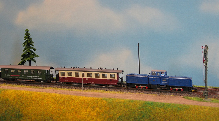 Diesellokomotive V36 4801 wartet am Einfahrsignal Diesellokomotive V36 4801 wartet am Einfahrsignal
