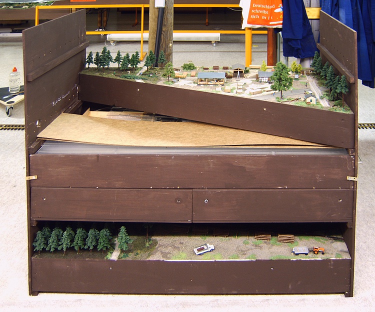 Zwei Teile vom Modellbahnhof Oybin Niederdorf